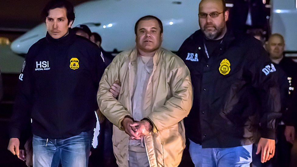 Agentes especiales de Estados Unidos escoltan al capo "El Chapo" Guzmán, tras su extradición a ese país