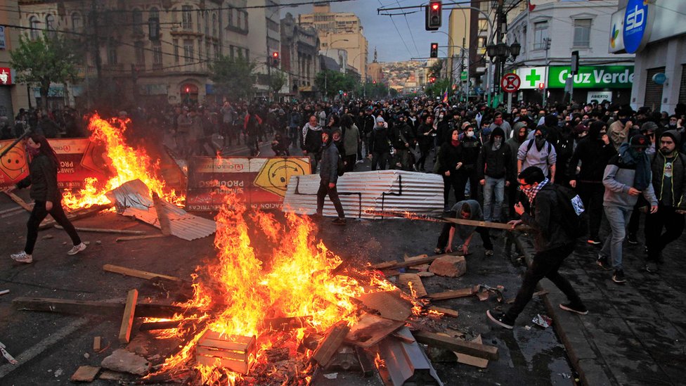 Hoguera y protesta en Valparaíso, Chile