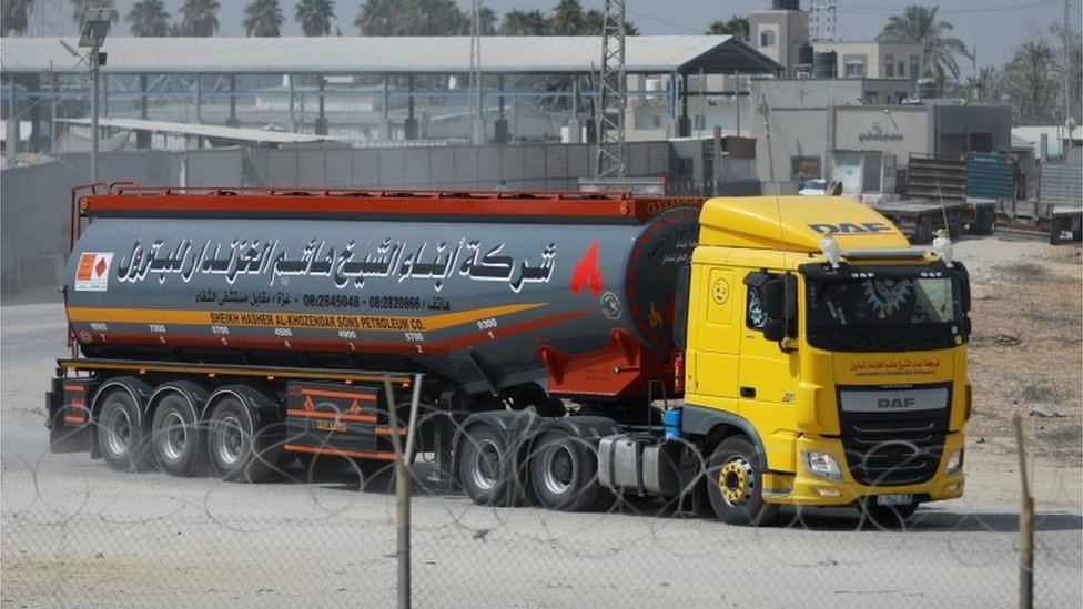 Truk mengangkut bahan bakar masuk ke Gaza setelah Israel melonggarkan perbatasan yang ditutup.