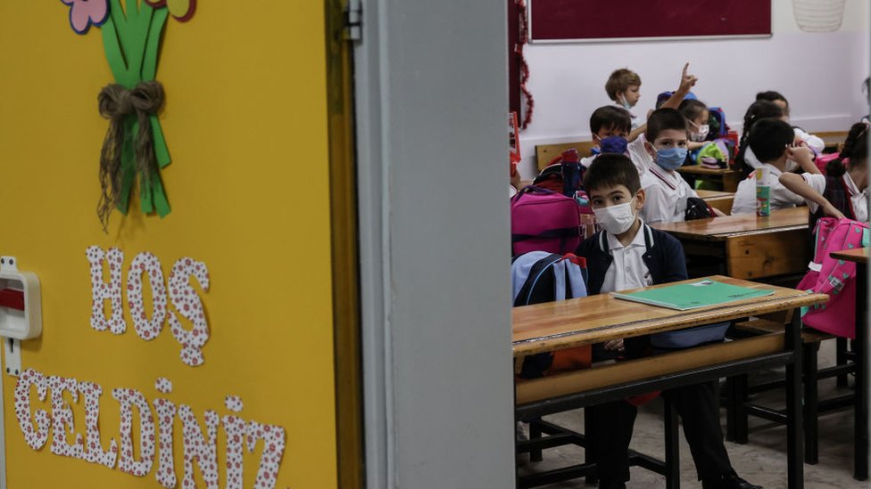 Covid: Türkiye'de okullarda koronavirüs vakaları artıyor mu? MEB, Eğitim-Sen ve TTB ne diyor?
