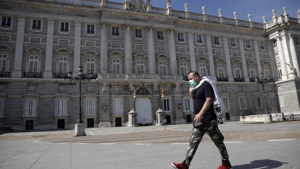 Hombre con mascarilla en Madrid.