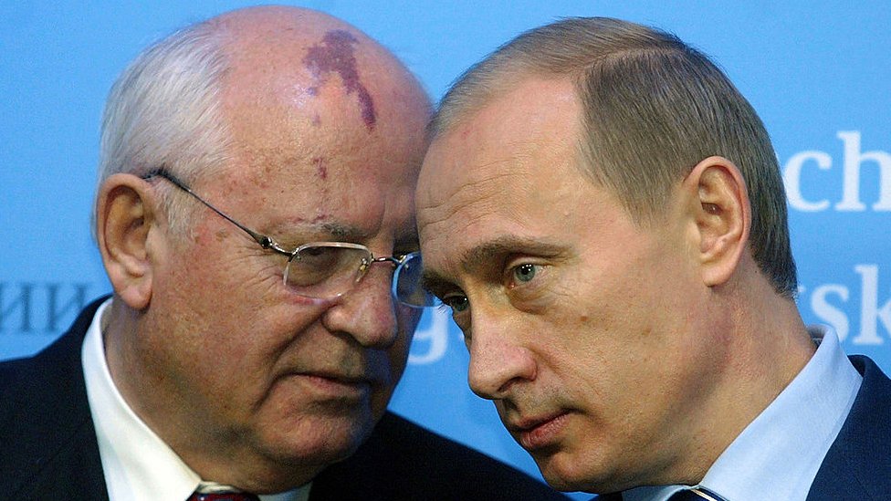 Mijaíl Gorbachov y Vladimir Putin en una foto de 2004