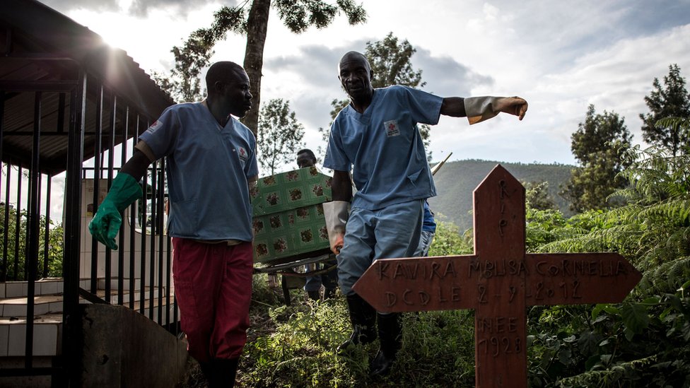 專人搬運埃博拉病毒患者棺材，必須戴手套