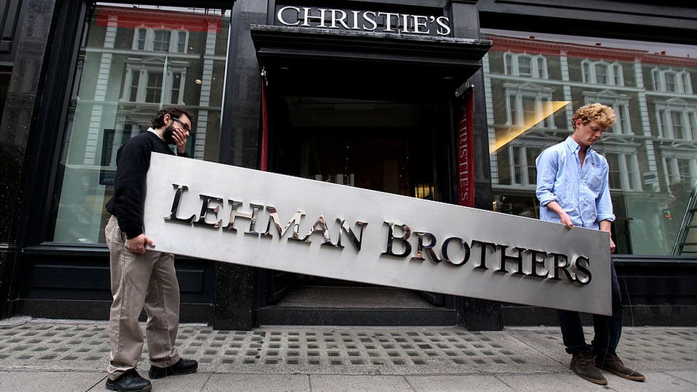 Detalhe da fachada do banco Lehman Brothers sendo levado a leilão