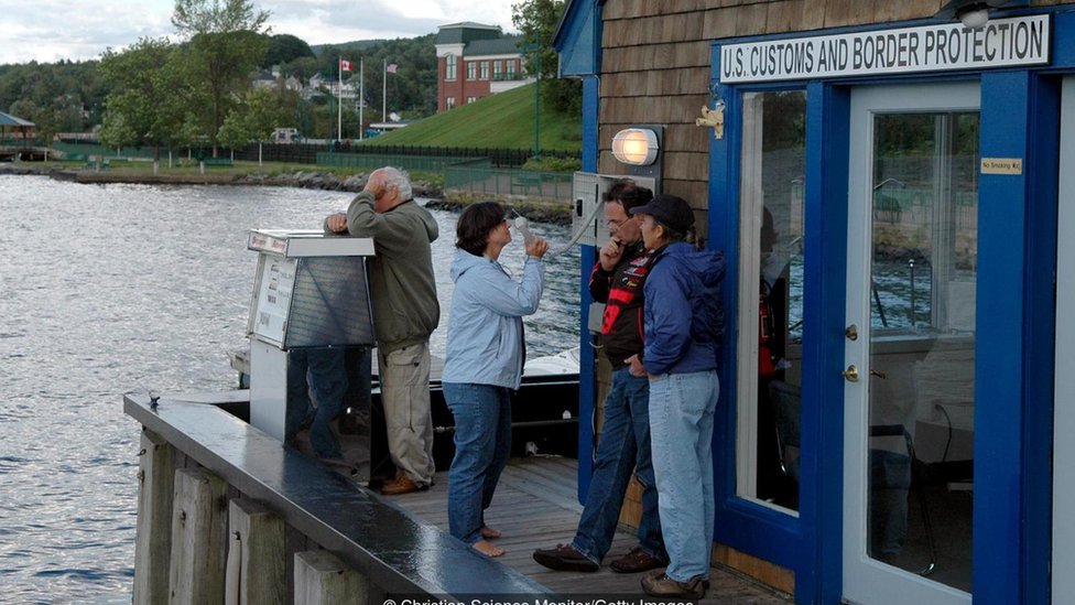 Hasta hace uno años, los residentes de la zona podían cruzar la frontera sin grandes esfuerzos. Cerca de la biblioteca, está la oficina de migración para entrar a Estados Unidos.