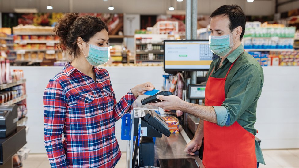 Покупатель платит в супермаркете, пока не использует свою кредитную карту