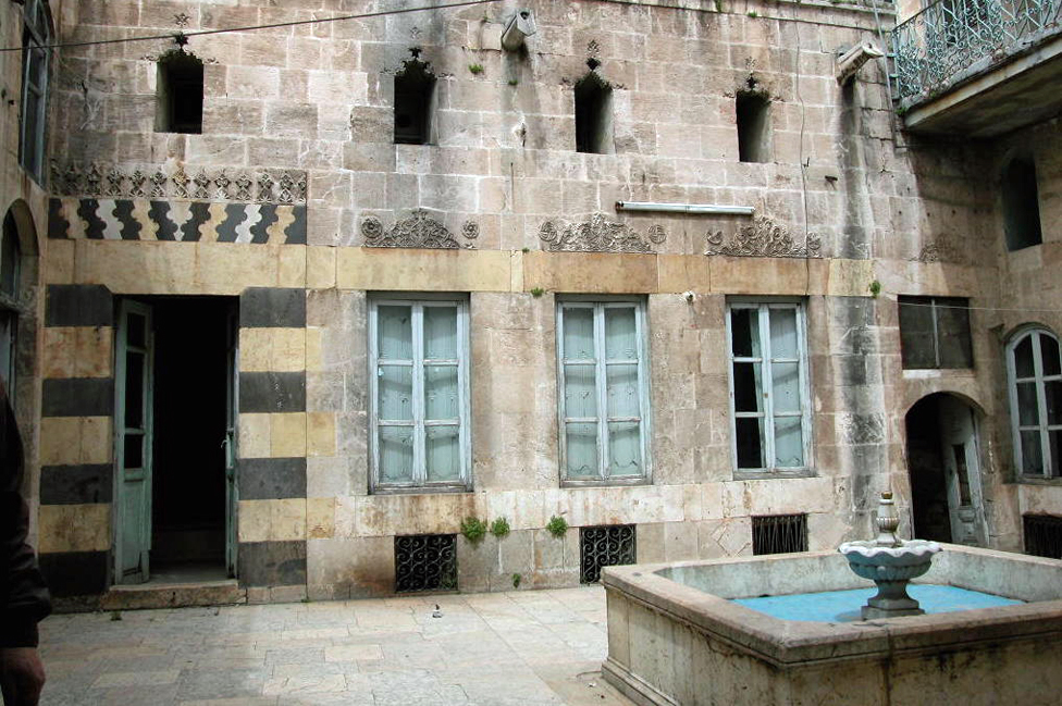 Zahed soñaba con ser el dueño de una casa histórica y encontró una en Judaydah. courtyard with fountain