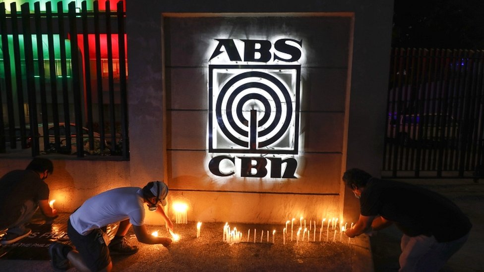 Филиппинцы в знак солидарности зажигают свечи возле штаб-квартиры сети ABS-CBN в Кесон-Сити, Метро Манила, Филиппины, 5 мая 2020 года