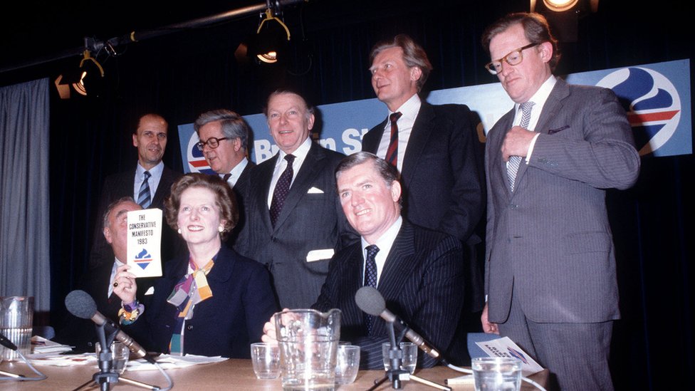 Тэтчер с членами ее кабинета в 1983 году, включая Фрэнсиса Пима (задний ряд, третий слева) и Майкла Хезелтина (задний ряд, четвертый слева)