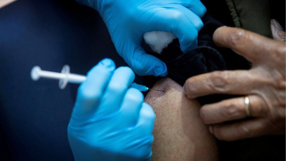 Quase 5 milhões de pessoas foram imunizadas contra a covid-19 em 2020