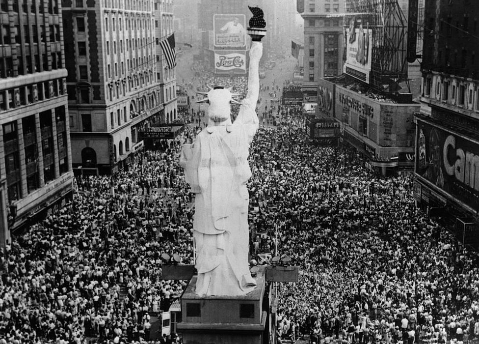 Celebración en Nueva York después de que Japón fuera derrotado en la Segunda Guerra Mundial.