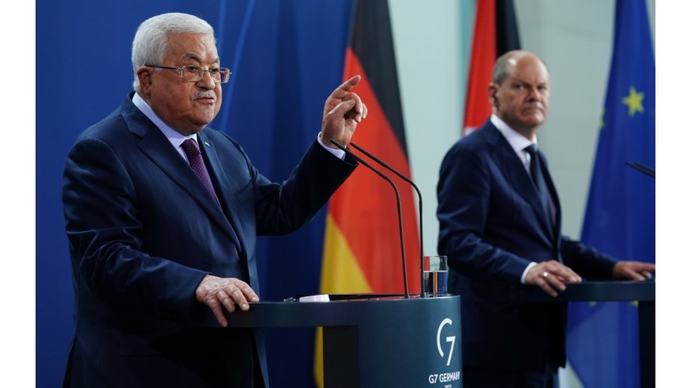 الرئيس الفلسطيني محمود عباس يثير عاصفة انتقادات في ألمانيا وإسرائيل بتعليقات عن الهولوكوست 1 عباس وشولتز