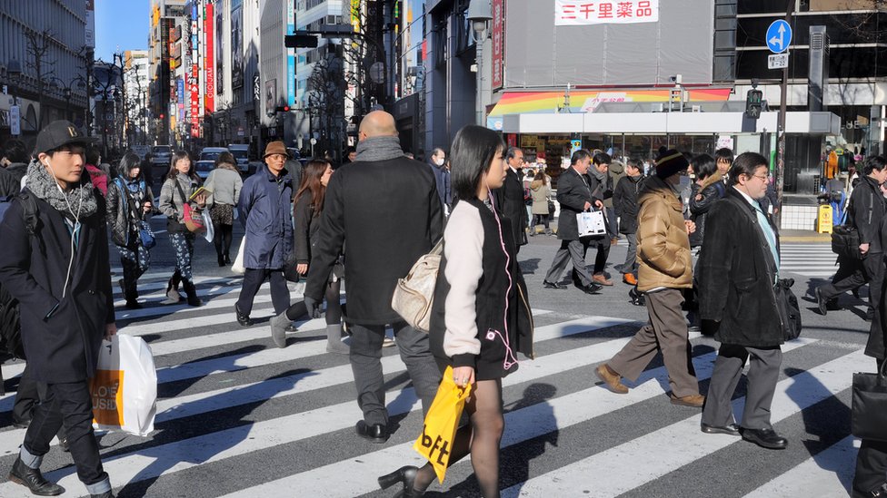 Люди переходят улицу в Японии