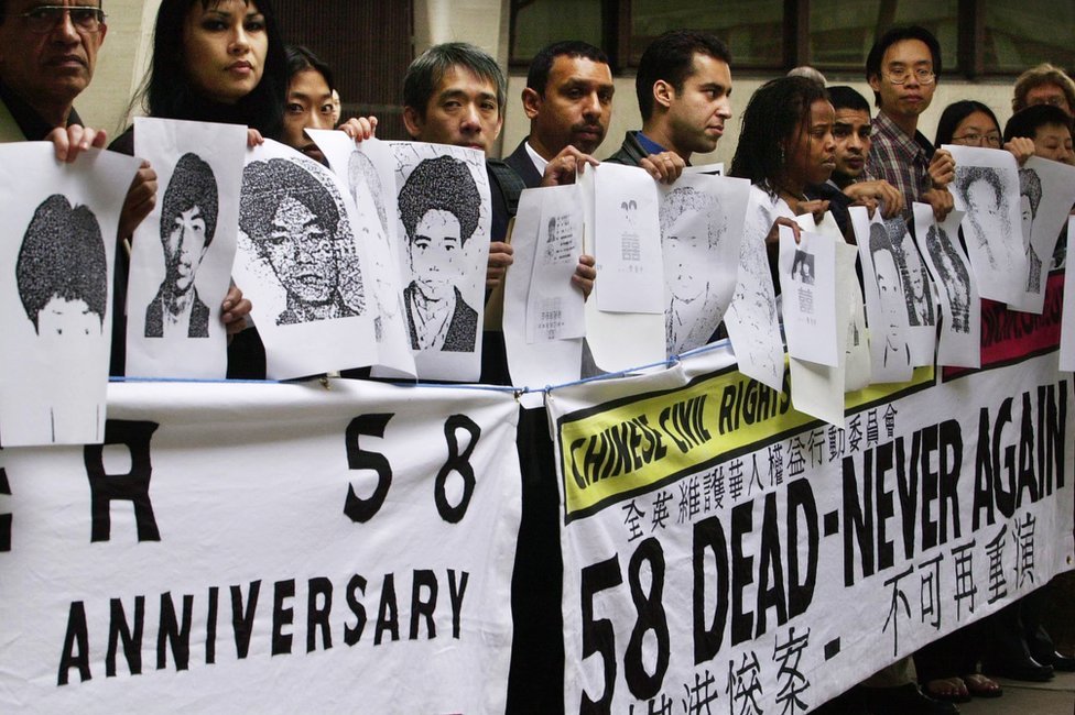 全英維護華人權益行動委員會成員在倫敦內政部大樓外集會悼念多佛爾慘案死者（18/6/2001）
