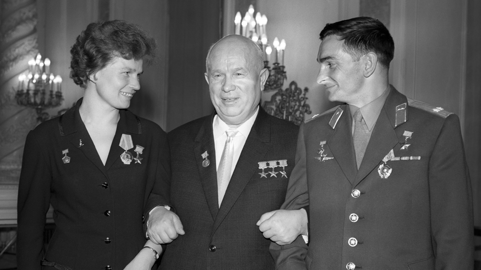 Valentina Tereshkova, la primera mujer que viajó al espacio, y Valery Bykovsky (der) junto al líder soviético Nikita Khrushchev