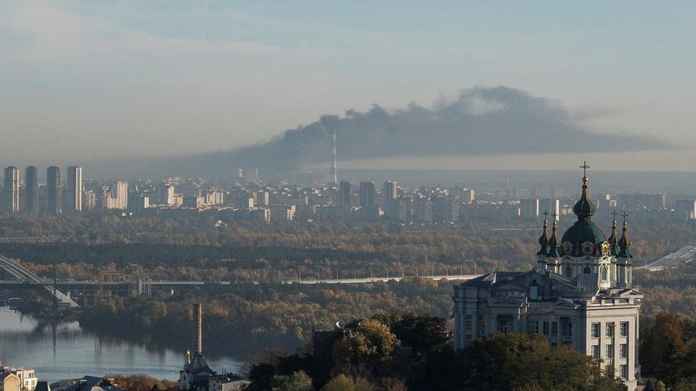 El humo se eleva después de los ataques rusos en Kyiv, Ucrania.