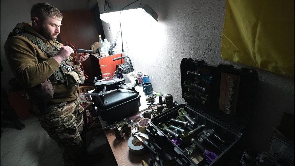 Un oficial ucraniano arregla un dron.