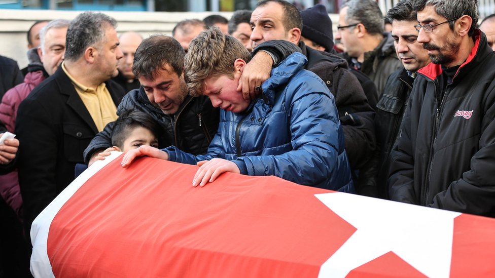 Родственники оплакивают Айхана Арика, туристического агента, который погиб во время стрельбы в ночном клубе Стамбула 2 января 2016 г.