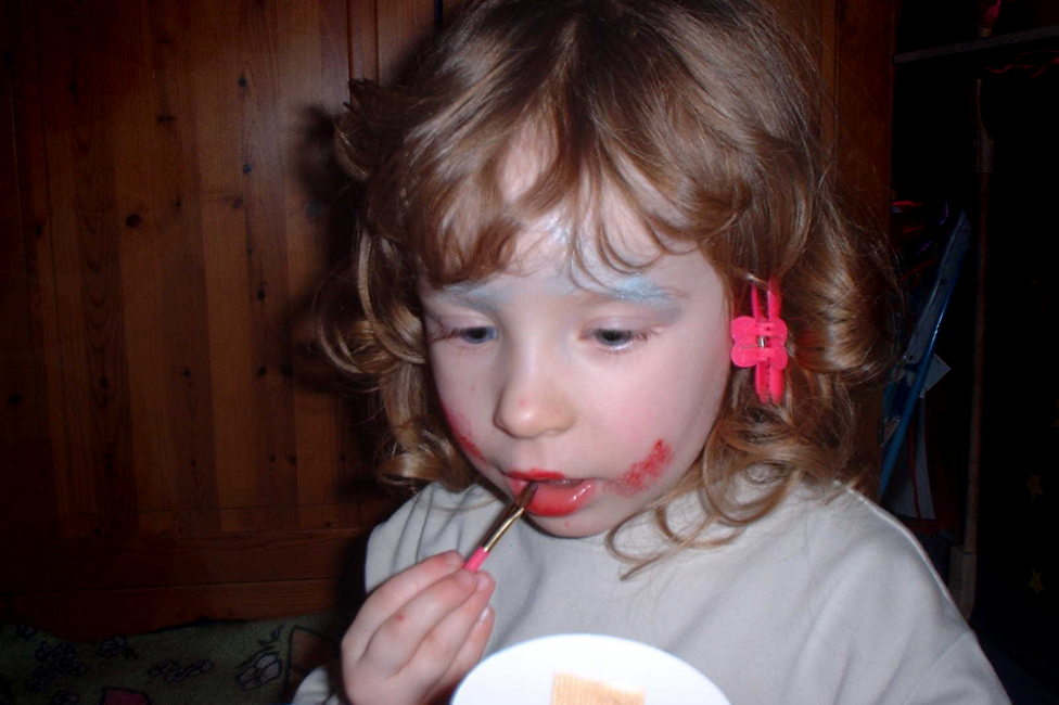 Red jugando a maquillarse cuando era niña.