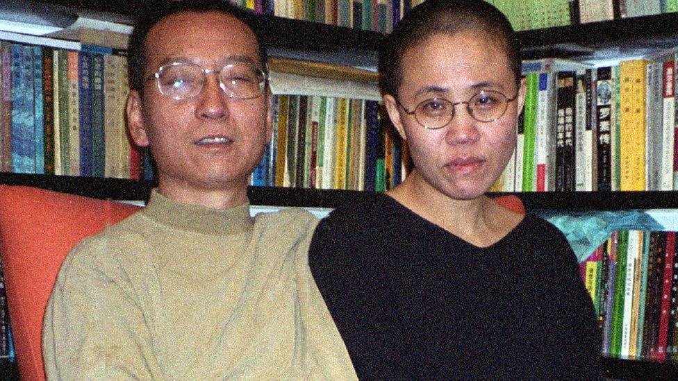 Liu Xiaobo y Liu Xia solo vivieron juntos por intervalos, cuando el activista salía de prisión. Liu Xiaobo y Liu Xia frente a una biblioteca.