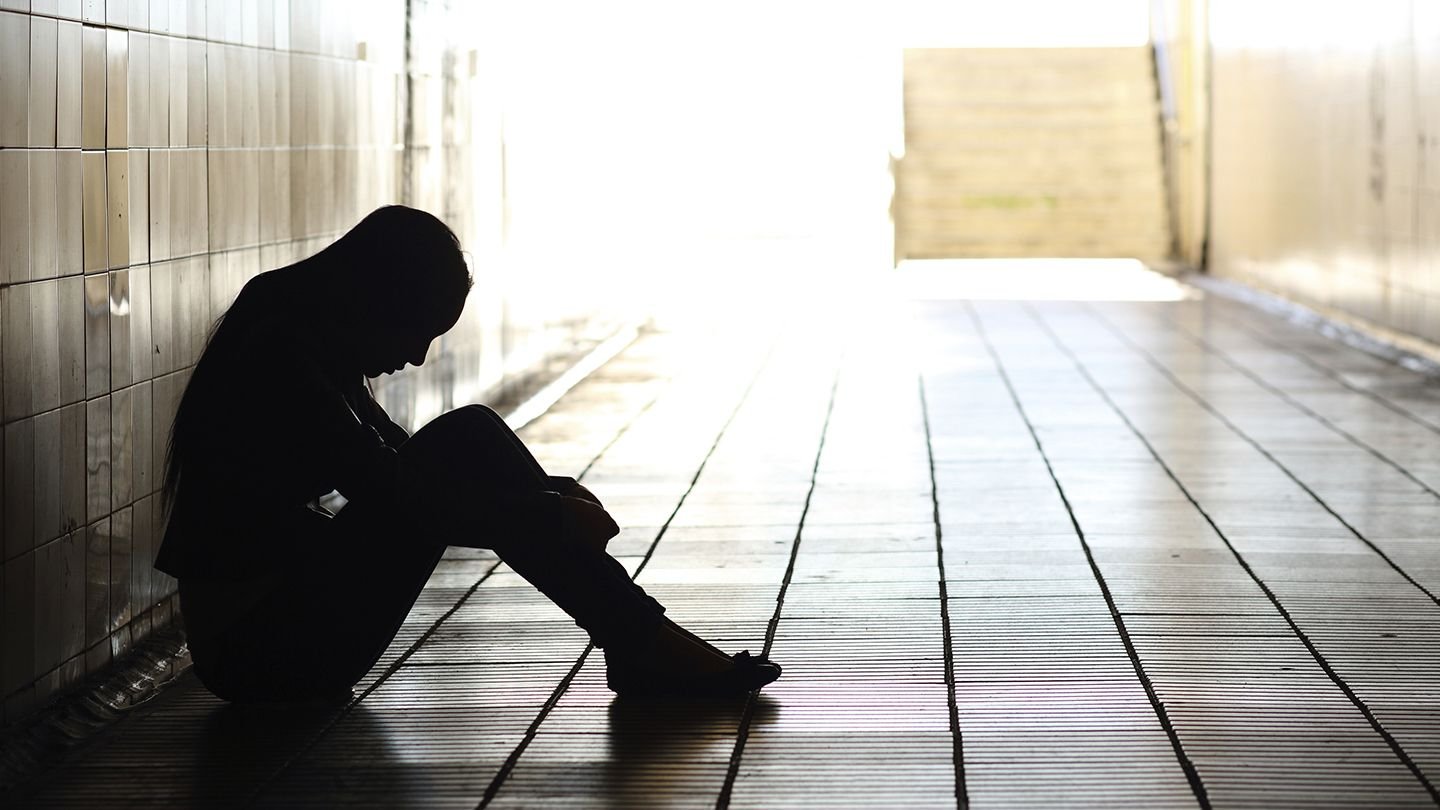 中國每年約25萬的自殺人群中一半以上是抑鬱症患者，幾乎每20秒就有一人因抑鬱症自殺。