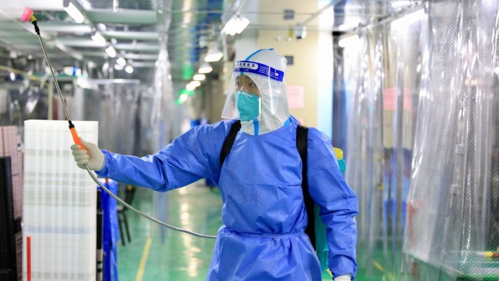 عامل في معدات الحماية الشخصية قام بتطهير مصنع فوكسكون في مدينة تشنغتشو بالصين في نوفمبر/تشرين الثاني 2022