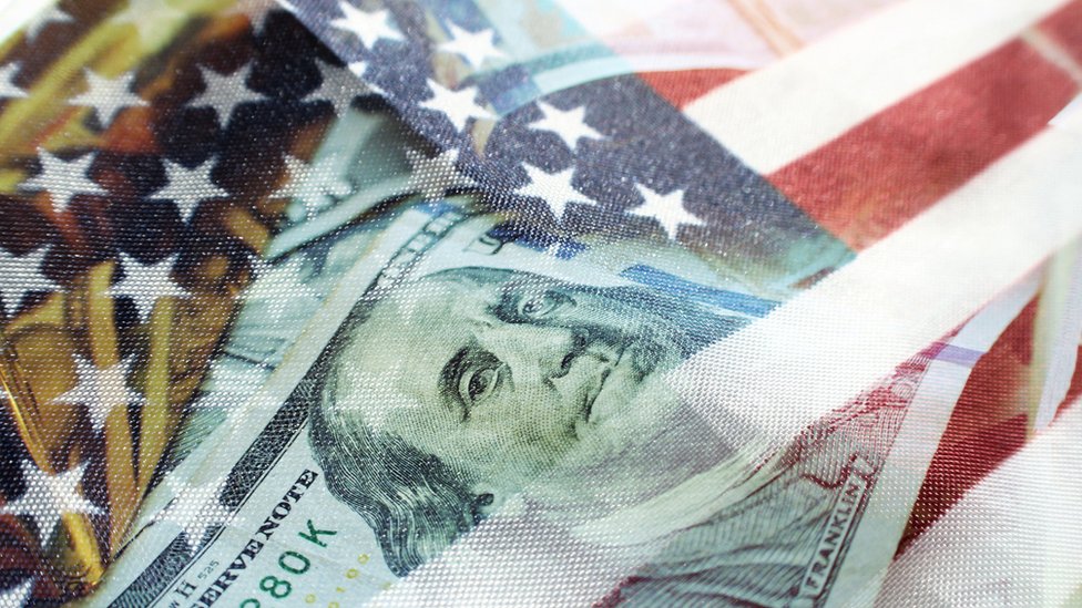 Dólar e bandeira americana