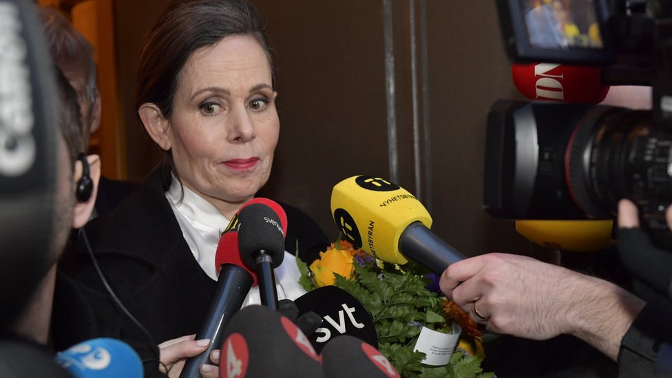 Постоянный секретарь Шведской академии Сара Даниус разговаривает с журналистами, покидая собрание Шведской академии в Стокгольме