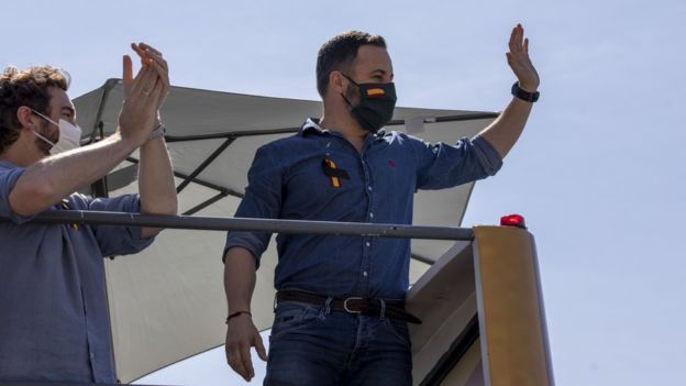 تحدث زعيم فوكس سانتياغو أباسكال من حافلة مكشوفة في مدريد