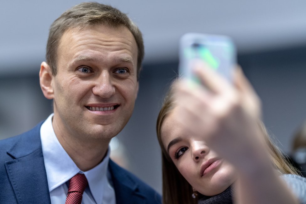 Navaljni sa studentkinjom slika selfi u Strazburu