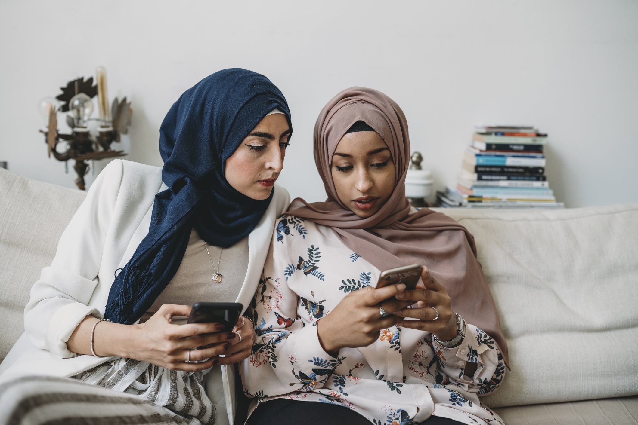 شاباتان تقرآن الأخبار من الهاتف الذكي