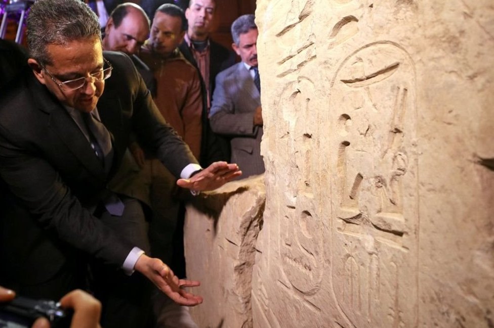 El ministro de Antigüedades muestra la nueva evidencia que cambió todas las previsiones. El ministro de Antigüedades mostrando los jeroglíficos.