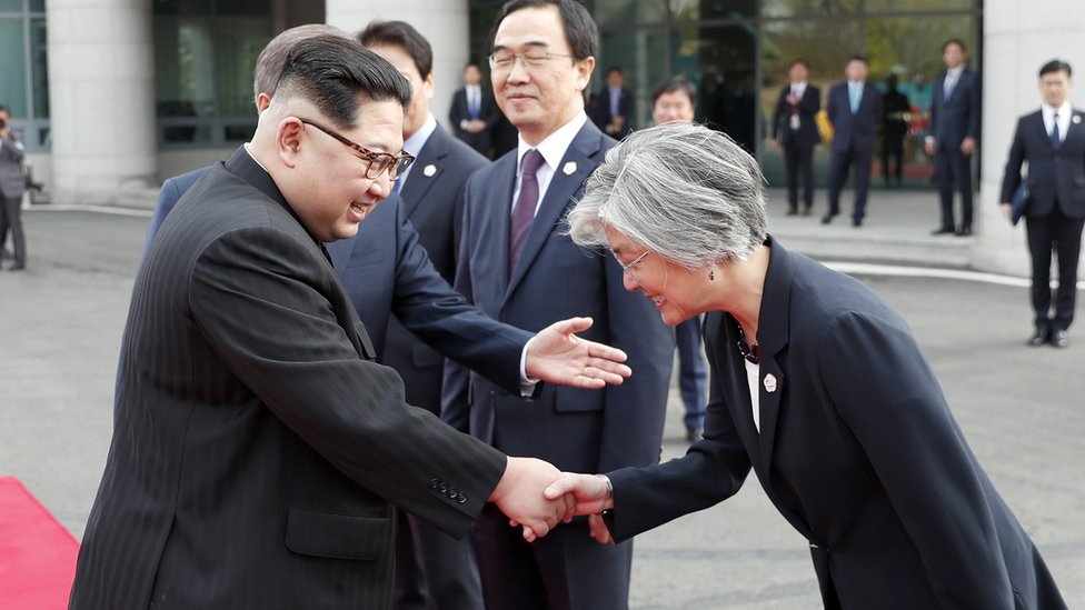 الزعيم الكوري الشمالي يصافح وزيرة الخارجية الكورية الجنوبية