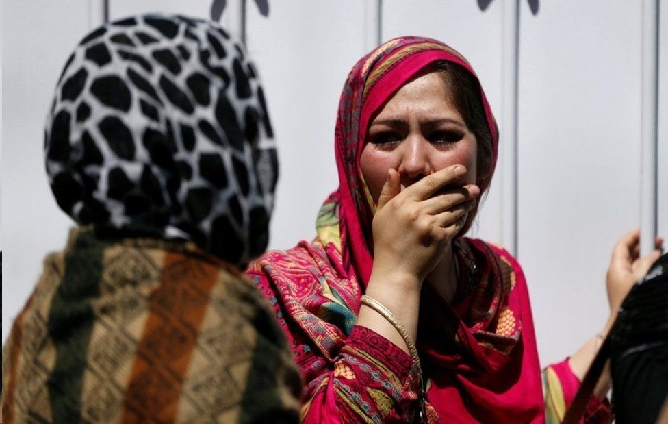 نساء يبكين خارج مستشفى في كابول بعد هجوم بشاحنة مفخخة