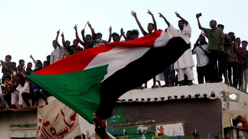متظاهرون يحتفلون بالتوصل لاتفاق بين المجلس العسكري وممثلي المعارضة