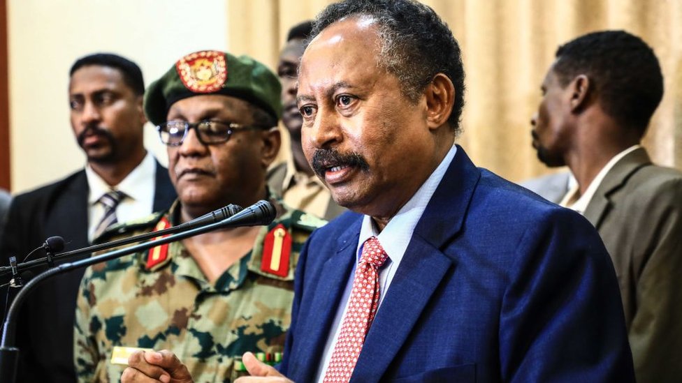 Член «суверенного совета» Судана Абдулла Хамадок проводит пресс-конференцию после церемонии приведения к присяге в Президентском дворце в Хартуме, Судан, 21 августа 2019 г.
