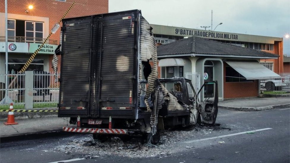 Вид на грузовик, подожженный после ограбления банка в Крисиума, Бразилия, 1 декабря 2020 г.