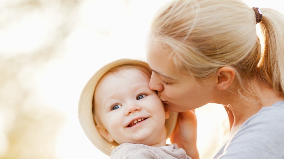 Algunos de los grupos del movimiento "Alt-right" invitan a la procreación y rechazan el uso de anticonceptivos. Mamá joven y rubia con bebé