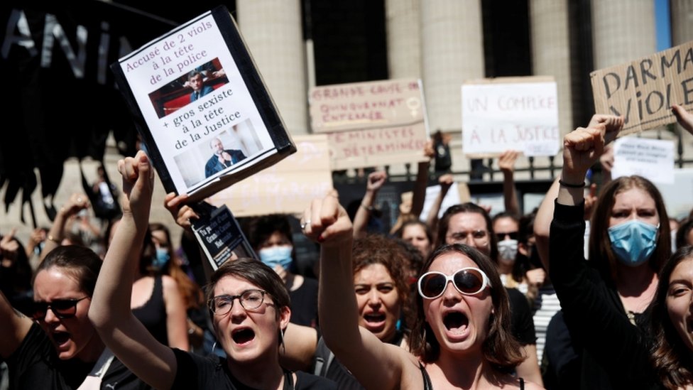 Активистки-феминистки проводят демонстрацию у церкви Мадлен в Париже, 7 июля 2020 г.