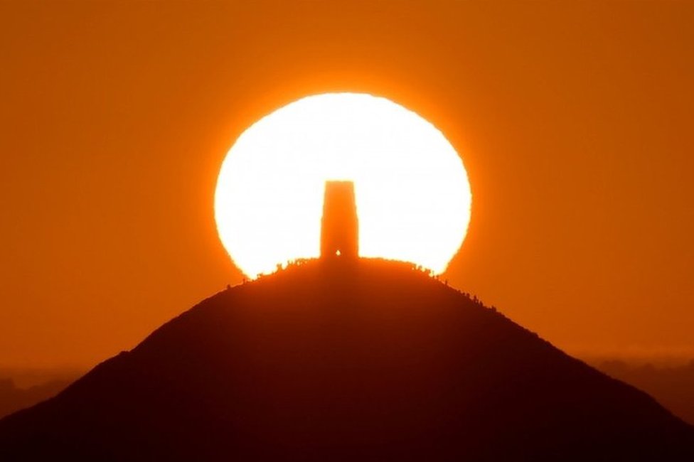 Ljudi su slavili leto dok je sunce izlazilo iznad Glastonberi Tora