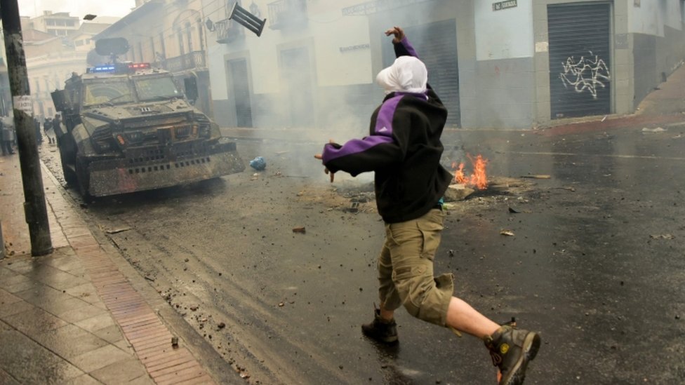 Столкновения демонстрантов с ОМОНом во время забастовки транспорта в Эквадоре