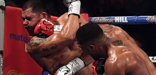 El golpe con el Joshua noqueó al estadounidense Eric Molina para defender con éxito su título de la Federación Internacional de Boxeo. Anthony Joshua y Eric Molina