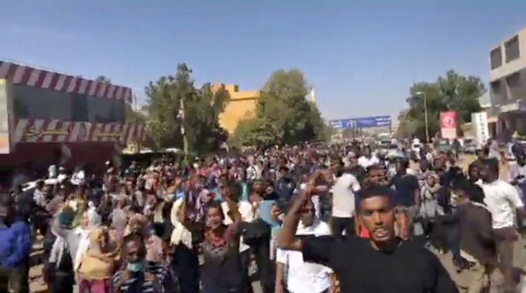 متظاهرون في السودان في أمدرمان قبل يومين