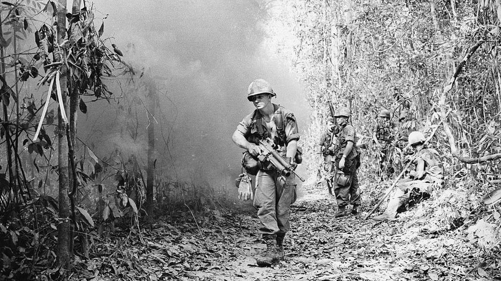 Tentara AS berpatroli di kawasan hutan di dekat perbatasan Kamboja