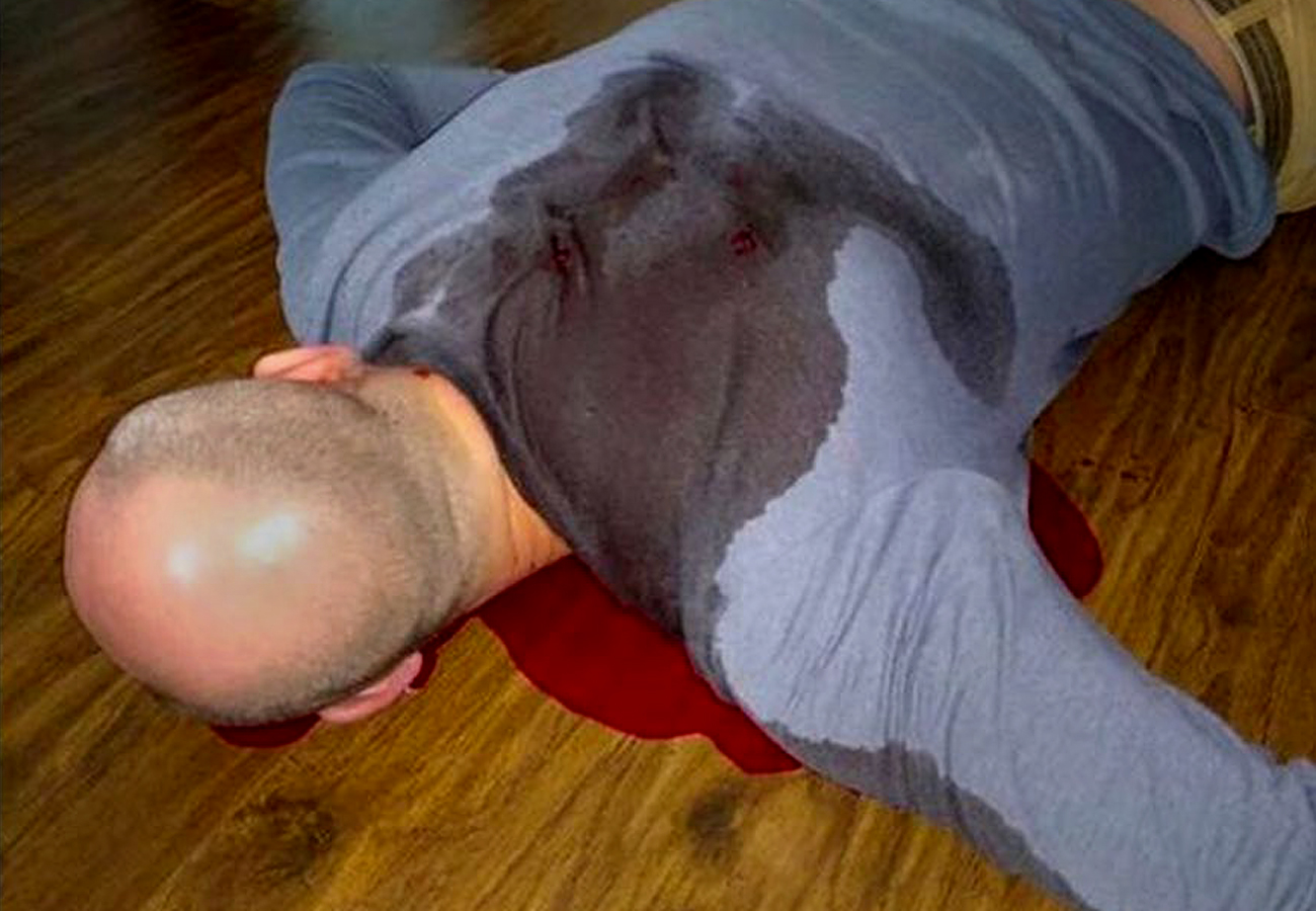 Para escenificar la muerte de Babchenko se usó sangre de cerdo. (Foto: SBU) Arkady Babchenko sobre un charco de sangre