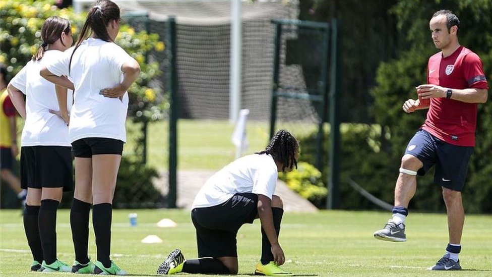 El fútbol es uno de los deportes más populares entre niñas y mujeres de Estados Unidos. Landon Donovan entrena con unas niñas