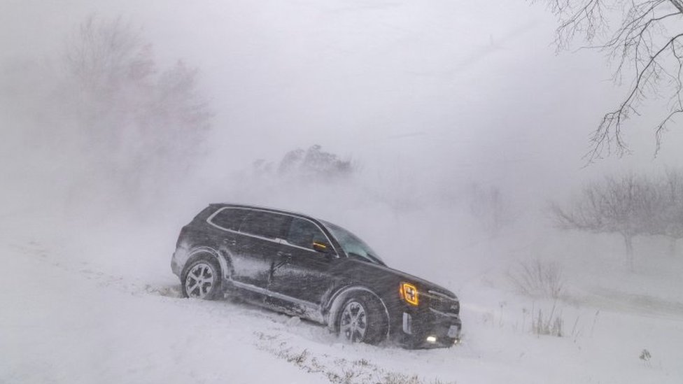 Un auto en una zanja durante una tormenta de invierno cerca de Wainfleet, provincia de Ontario, Canadá