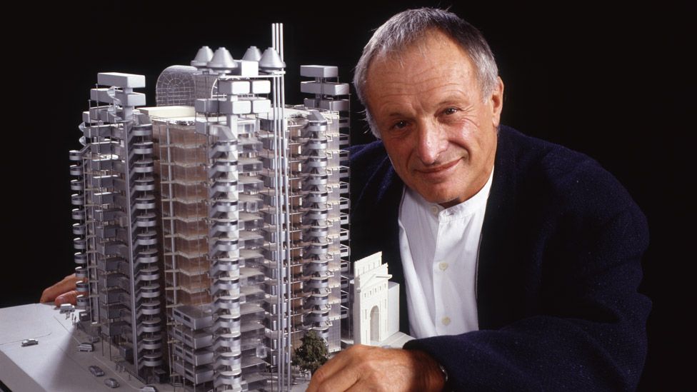 ريتشارد روجرز مع نموذج لمبنى لويذز في العام 1995.