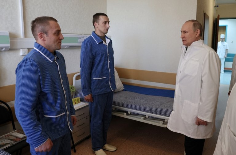 Vladimir Putin je prvi put posetio ranjene ruske vojnike u sredu