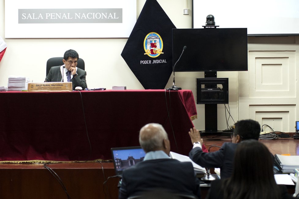 El juez Richard Concepción Carhuancho argumentó que la medida preventiva contra Ollanta Humala y Nadine Heredia es "idónea" y "necesaria". Audiencia en la que el juez Richard Concepción Carhuancho dictó orden de prisión preventiva contra Ollanta Humala y Nadine Heredia.